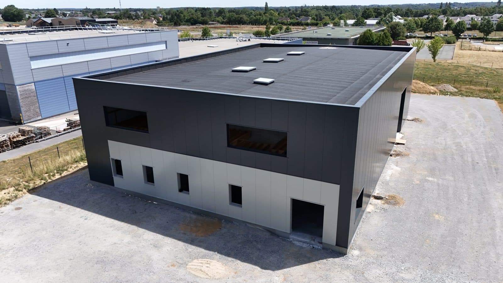 Bâtiment de stockage et de bureaux à Bernay