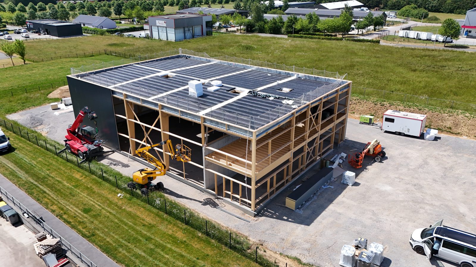 Bâtiment de stockage et de bureaux à Bernay — photo 1